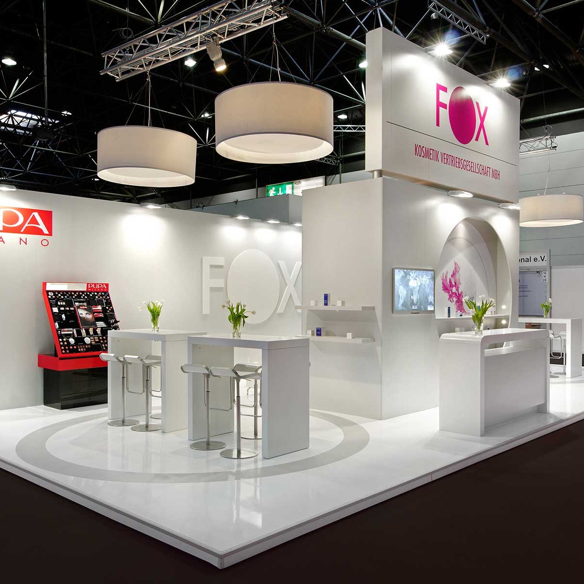 FOX Messestand in Düsseldorf von Blickfang Messebau FOX Messestand in Düsseldorf von Blickfang Messebau - Seitenansicht