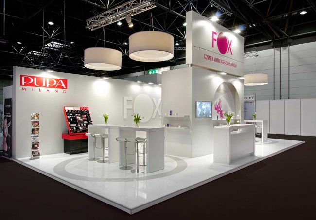 FOX Messestand in Düsseldorf von Blickfang Messebau - Seitenansicht