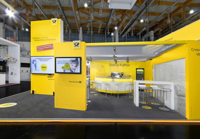 Deutsche Post DHL Messestand auf der Co-Reach in Nürnberg von Blickfang Messebau - Seitenansicht