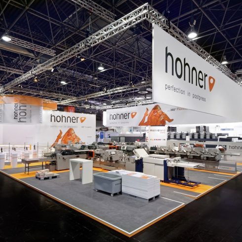 Messestand: Hohner Maschinenbau GmbH - Messe: DRUPA - Messestandort: Düsseldorf - 384m² - Inselstand