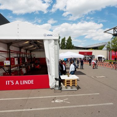 Messestand: Linde Material Handling GmbH - Messe: LogiMAT - Messestandort: Stuttgart - Messestand Außenbereich - 432 m² - Kopfstand