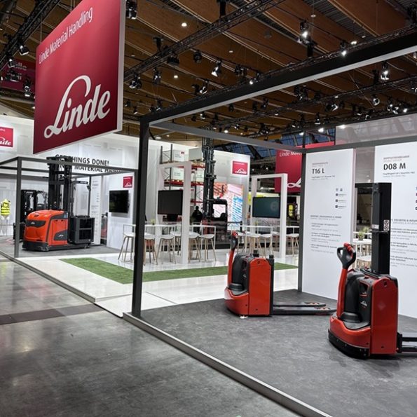 Messestand: Linde Material Handling GmbH - Messe: LogiMAT - Messestandort: Stuttgart - 432m² - Kopfstand