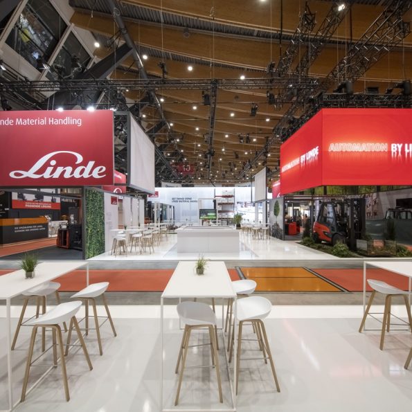Messestand: Linde Material Handling GmbH - Messe: LogiMAT - Messestandort: Stuttgart - 432m² - Kopfstand