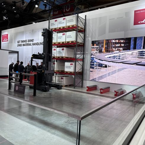 Messestand: Linde Material Handling GmbH - Messe: LogiMAT - Messestandort: Stuttgart - 432m² - Kopfstand