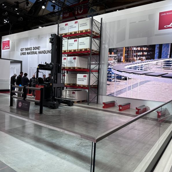 Messestand: Linde Material Handling GmbH - Messe: LogiMAT - Messestandort: Stuttgart - 432m² - Kopfstand