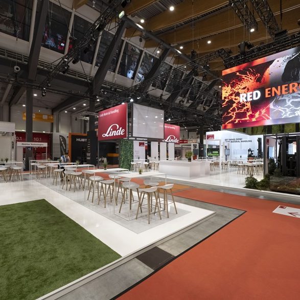 Messestand: Linde Material Handling GmbH - Messe: LogiMAT - Messestandort: Stuttgart - 432m² - Kopfstand
